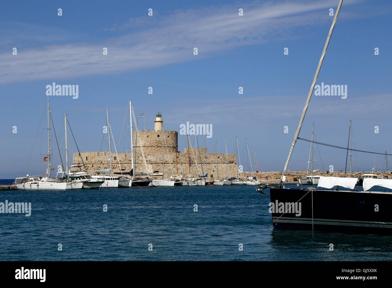 Antica Torre (faro) e la Fortezza di San Nicola in Rhodes, Grecia Foto Stock
