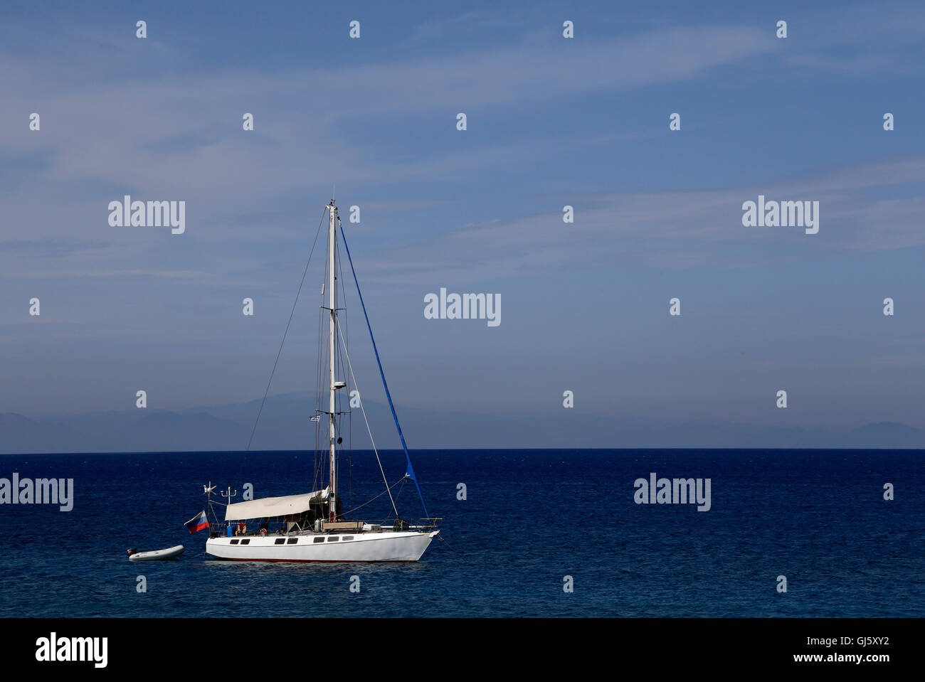 Una barca a vela sul Mar Mediterraneo, l' Isola di Rodi, Grecia Foto Stock