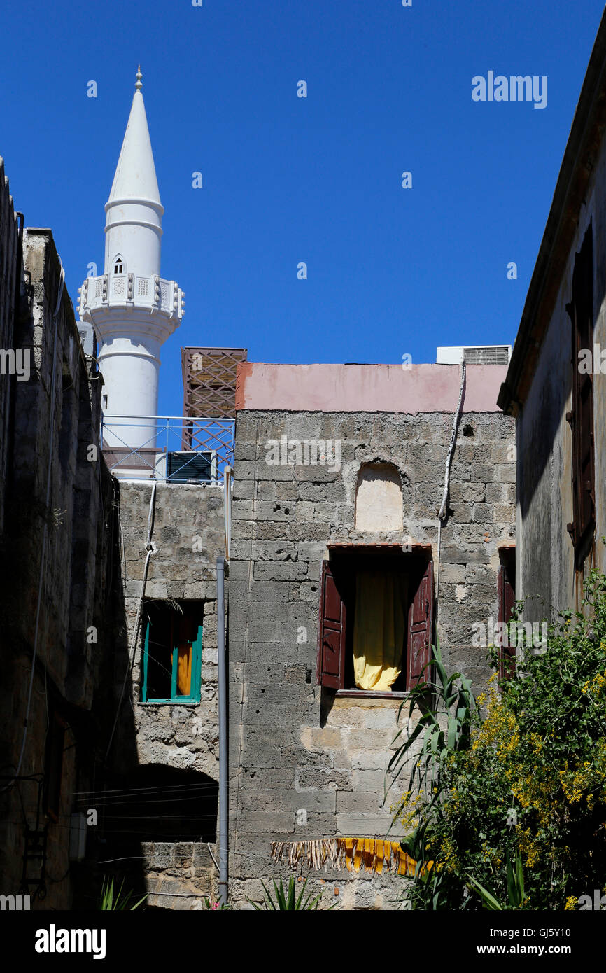 Una strada e le case del centro storico dell'isola di Rodi, Grecia. Foto Stock