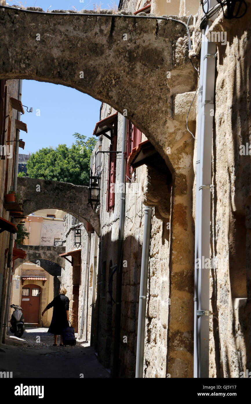 Una strada e le case del centro storico dell'isola di Rodi, Grecia. Foto Stock