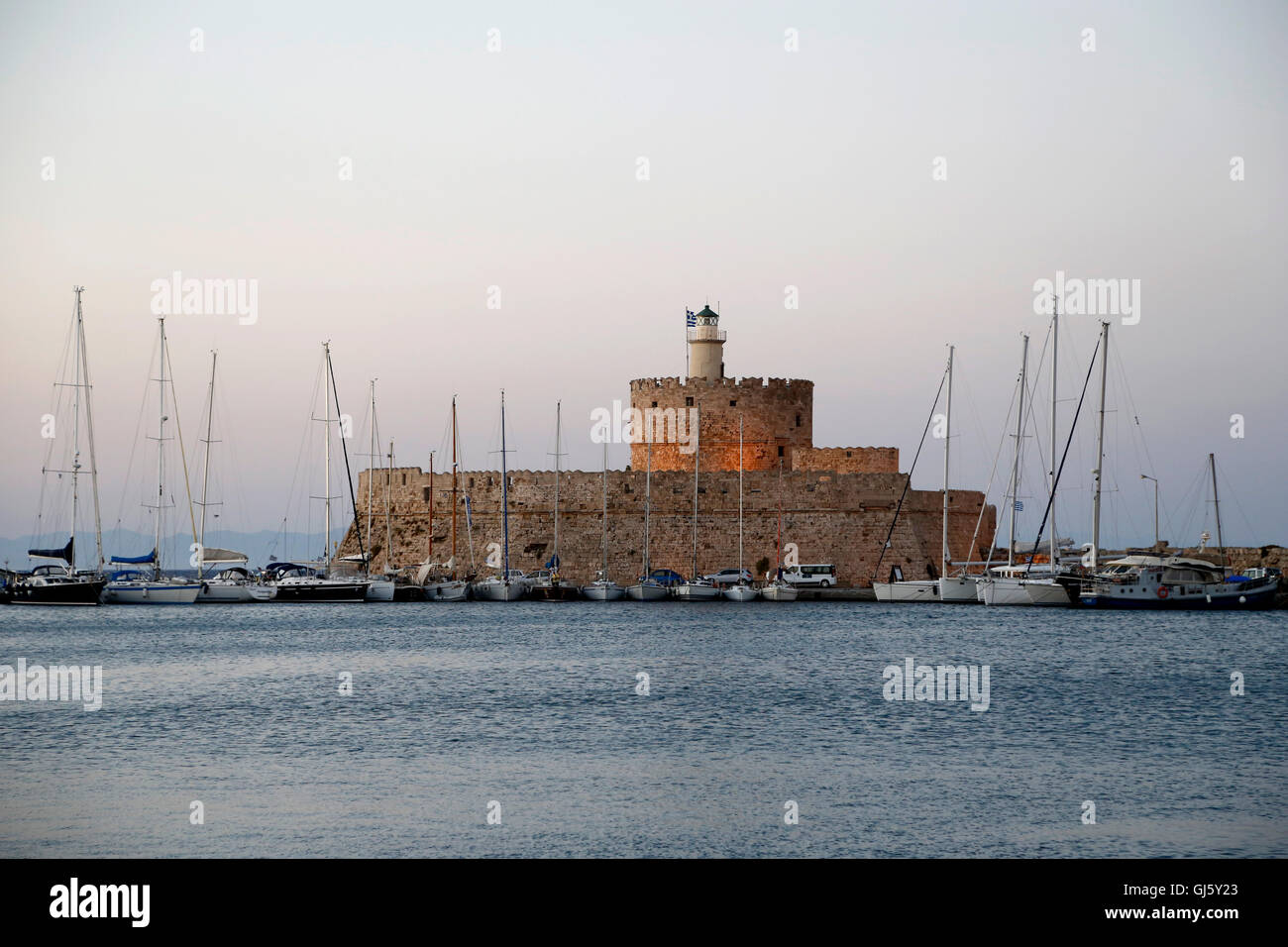 Antica Torre (faro) e la Fortezza di San Nicola in Rhodes, Grecia Foto Stock