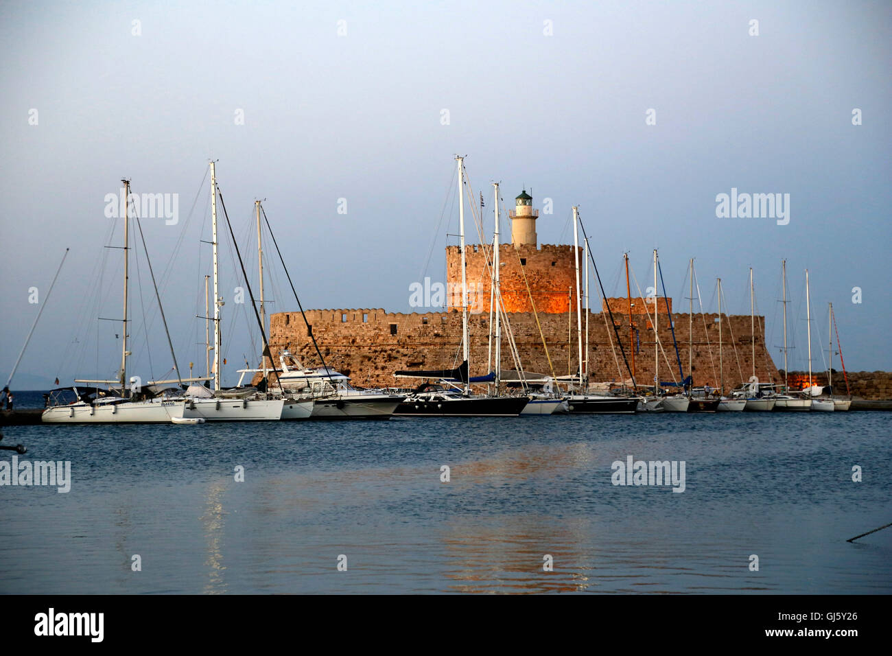 Antica Torre (faro) e la Fortezza di San Nicola in Rhodes, Grecia Foto Stock