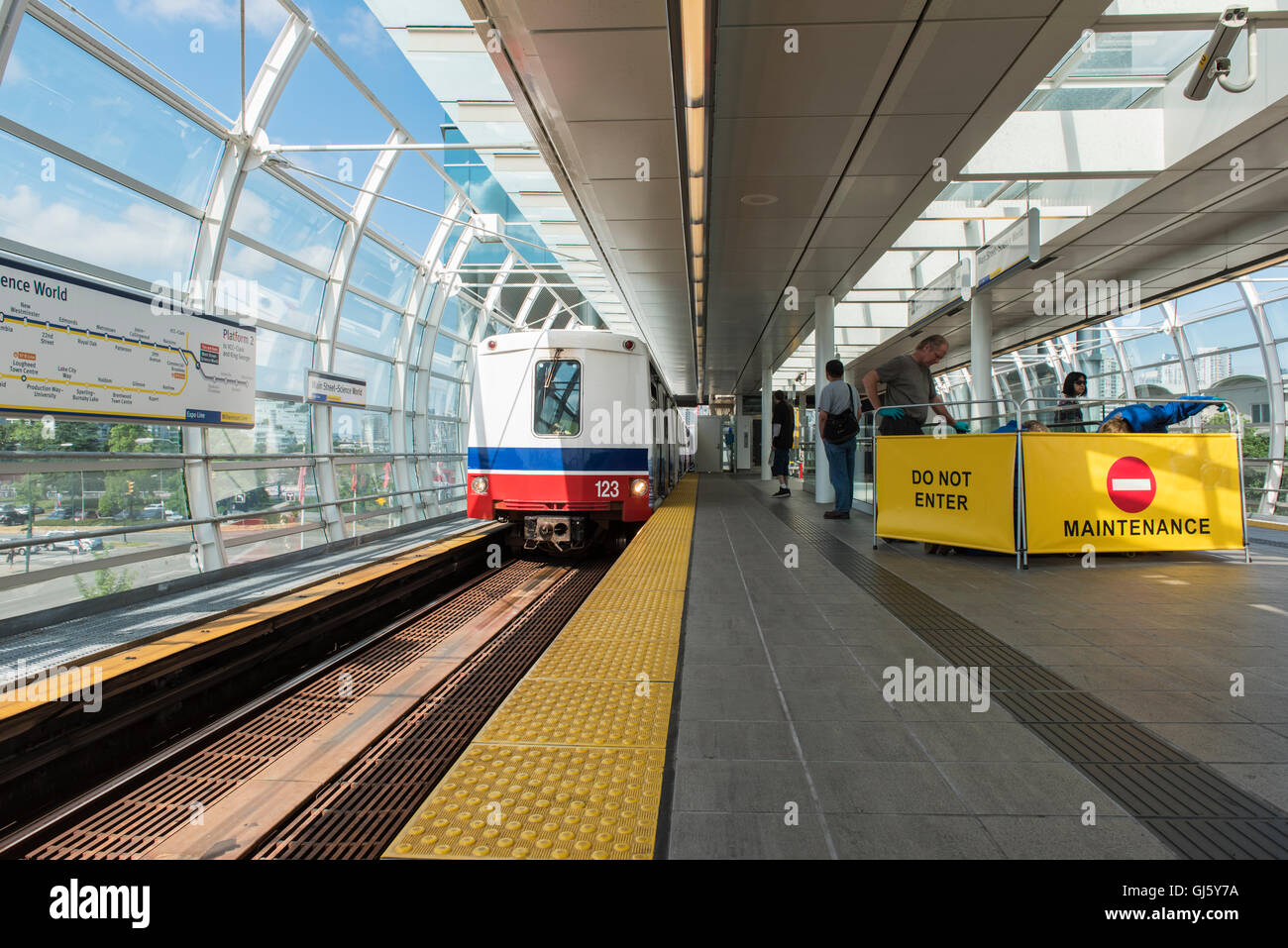 Equipaggio di manutenzione che lavora in una stazione dello Skytrain, Vancouver British Columbia Foto Stock