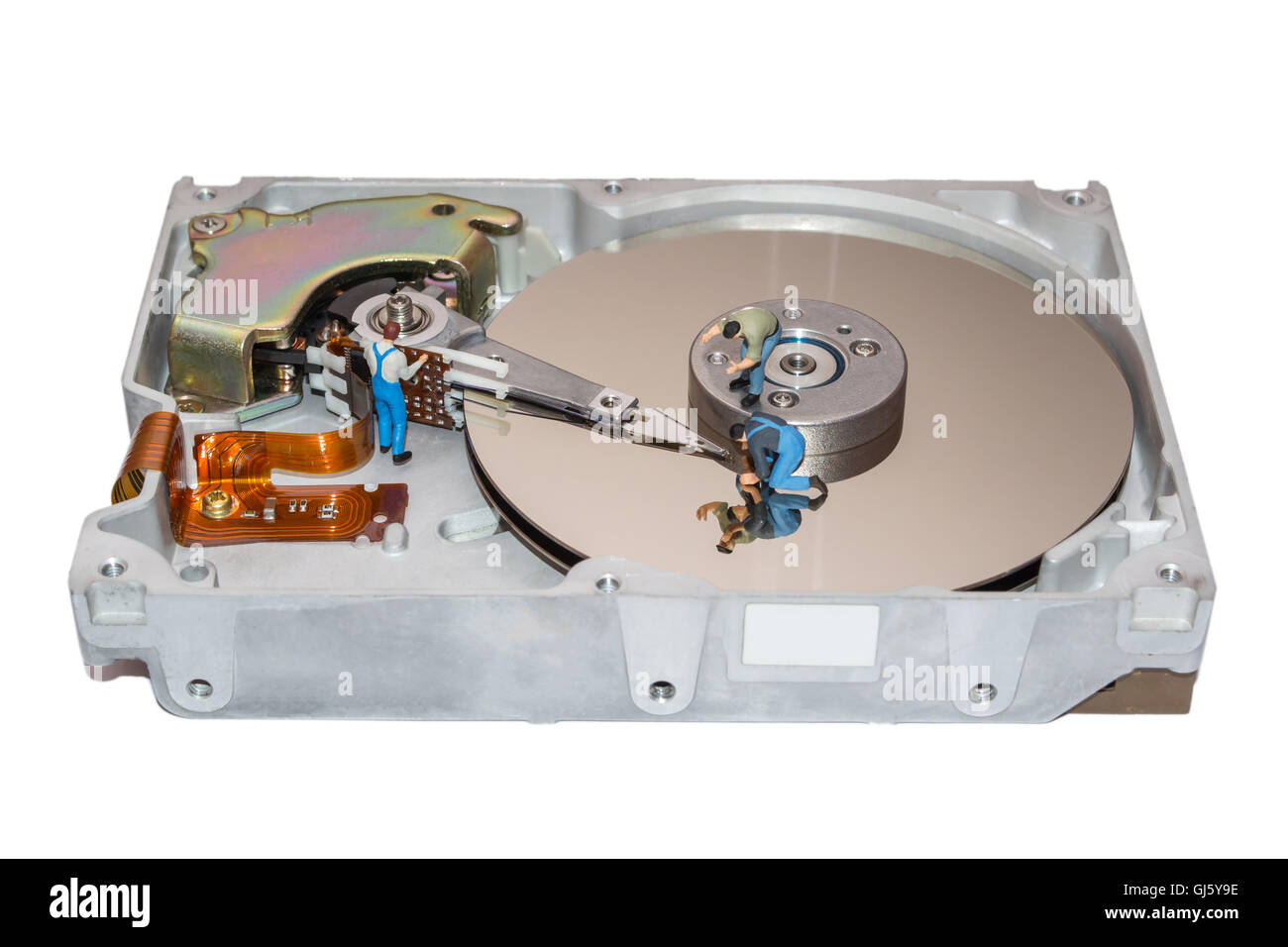 Lavoratore in miniatura, riparare il disco rigido. Disco rigido isolato. La testina del disco rigido è danneggiato. La figura di poca gente. Foto Stock