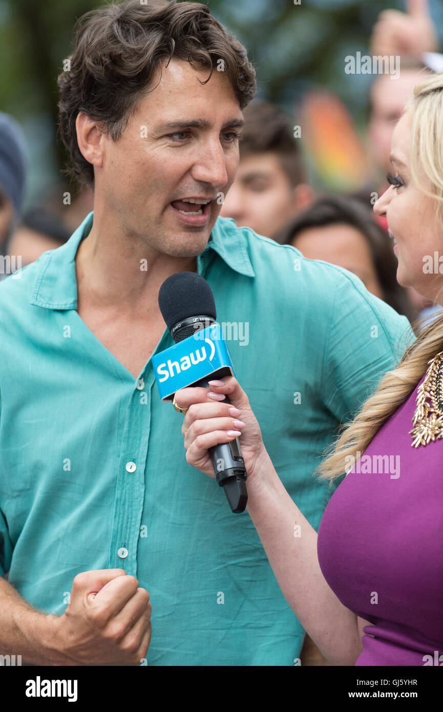 Il primo ministro canadese Justin Trudeau essendo intervistato da un reporter durante il 2016 Vancouver Pride Parade. Foto Stock