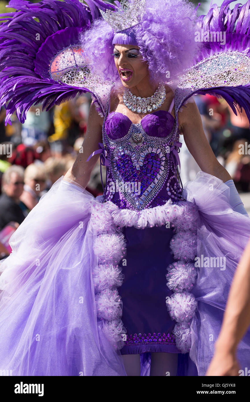 Pride Parade coloratissimi costumi 2016 Vancouver British Columbia Foto Stock