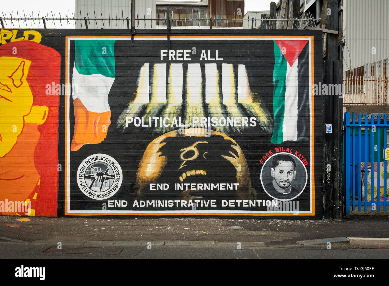 Liberazione di tutti i prigionieri politici - Fine di internamento murale a parete internazionale su Belfast's Falls Road dipinta da IRPWA. Foto Stock