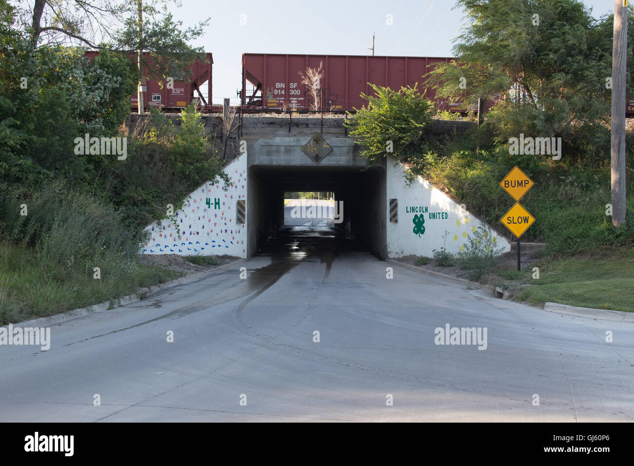 Il sottopassaggio ferroviario, viadotto, strada stretta, tunnel. A nord di Cedar Street, Creston IA ferrovia BNSF Foto Stock