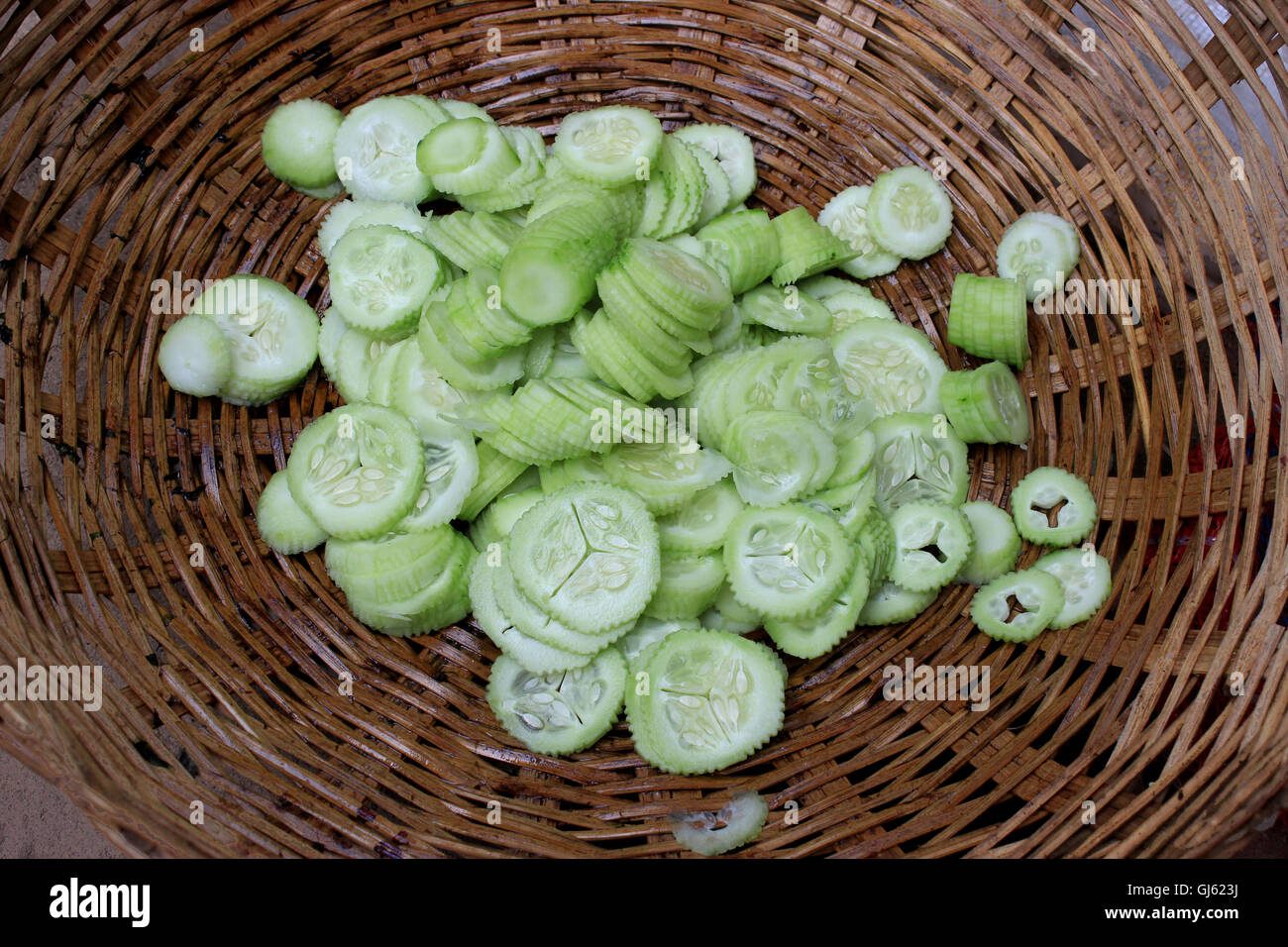 Preparazione di insalate. Pezzi di cetriolo. Foto Stock