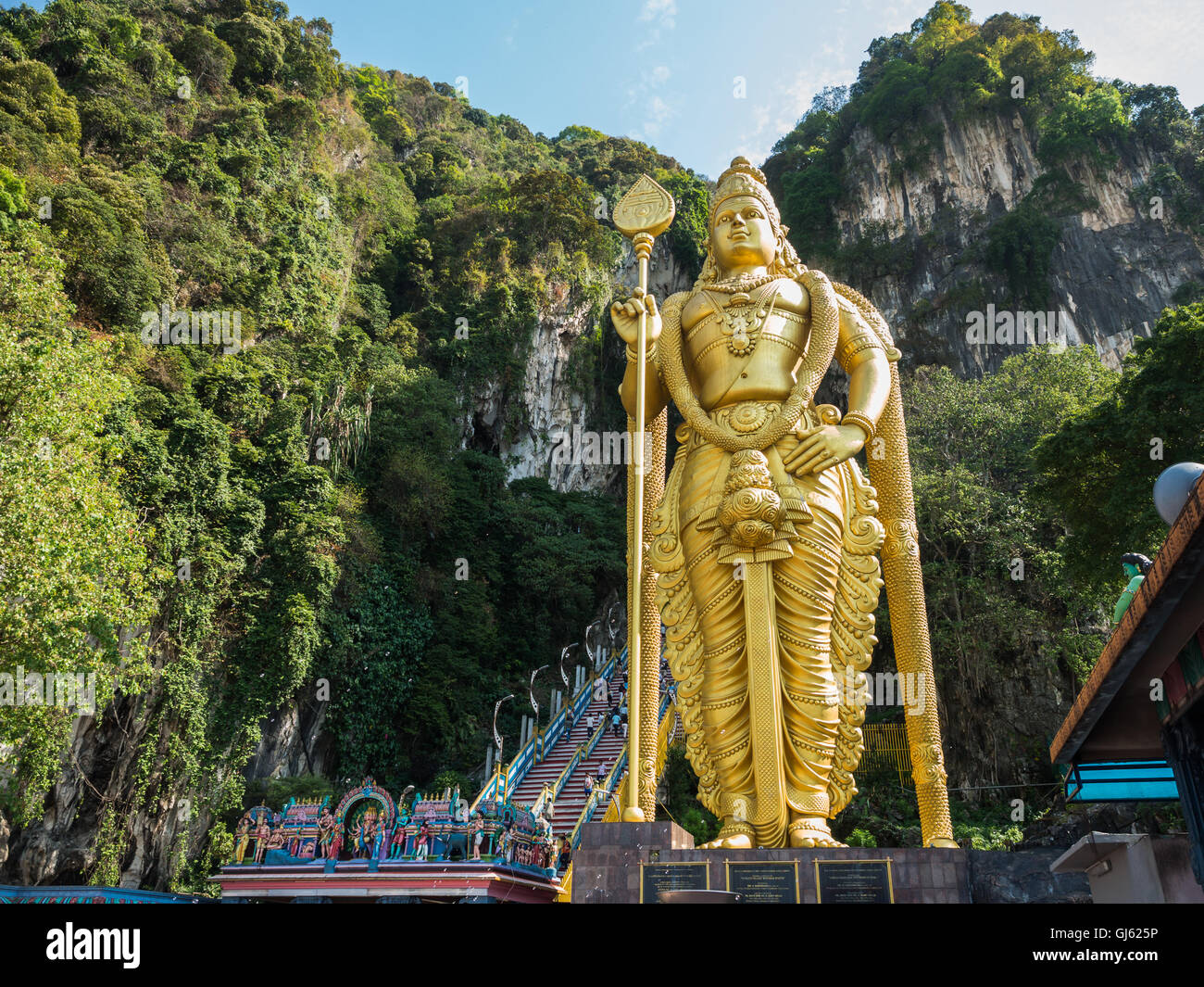 KUALA LUMPUR, Malesia - 1 mar: Turistica e Lord Murugan statua davanti la Grotta di batu ingresso il 1 marzo 2016 a Kuala Lumpur Foto Stock