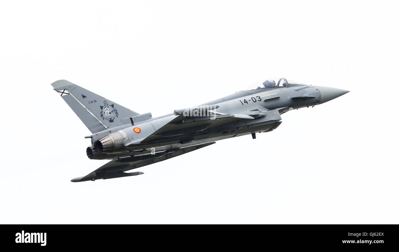 LEEUWARDEN, Paesi Bassi - 10 giugno: spagnola Air Force Eurofighter Typhoon battenti durante il Dutch Air Force Open House. Giugno Foto Stock