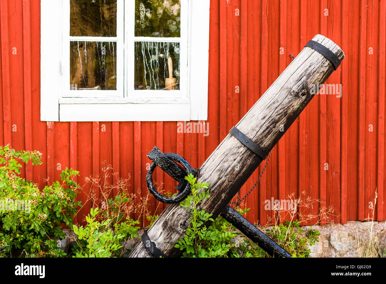 Parte di un vecchio elemento di ancoraggio nella parte anteriore della finestra di una piccola cabina in legno in campagna. Foto Stock