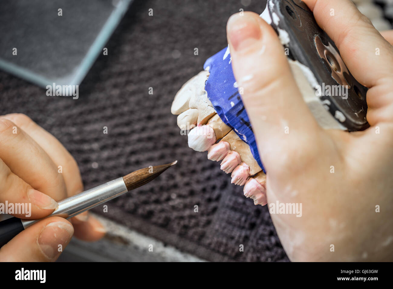 Odontotecnico è dipinto un modello di denti Foto Stock