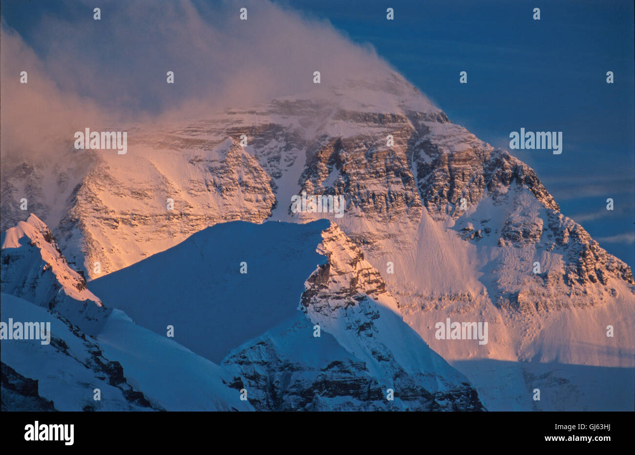 Il monte Everest (8.848 metri ) incombente fino alla fine della valle visto  dal monastero Rongbuk al tramonto. Le viste di Everest North Face sono  ancora più incredibile che dal lato del