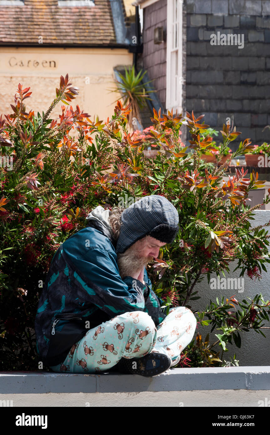 Brighton, East Essex, Regno Unito, Inghilterra, lone uomo, seduto, tranquillo, in attesa, vibrante, uomo, gente, flamboyant, urbano, bearded Foto Stock