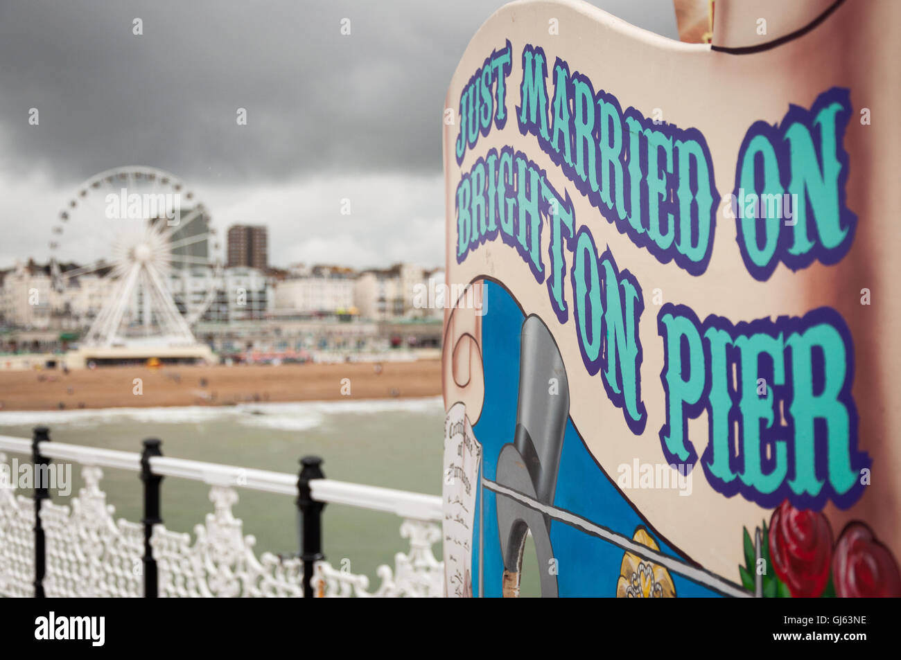 Appena sposato sul Brighton Pier, un mock-up fotografico con vista sulla ruota di Brighton a Brighton, Regno Unito dal 2012 Foto Stock