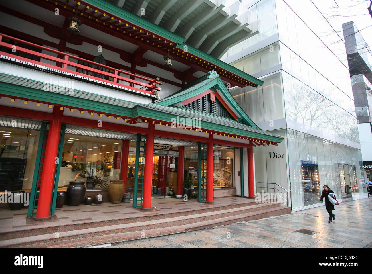 Lungo Omotesando Avenue sono il rosso "Oriental Bazaar", che vende tradizionale giapponese del negozio di souvenir accanto al vetro smerigliato Dior Foto Stock