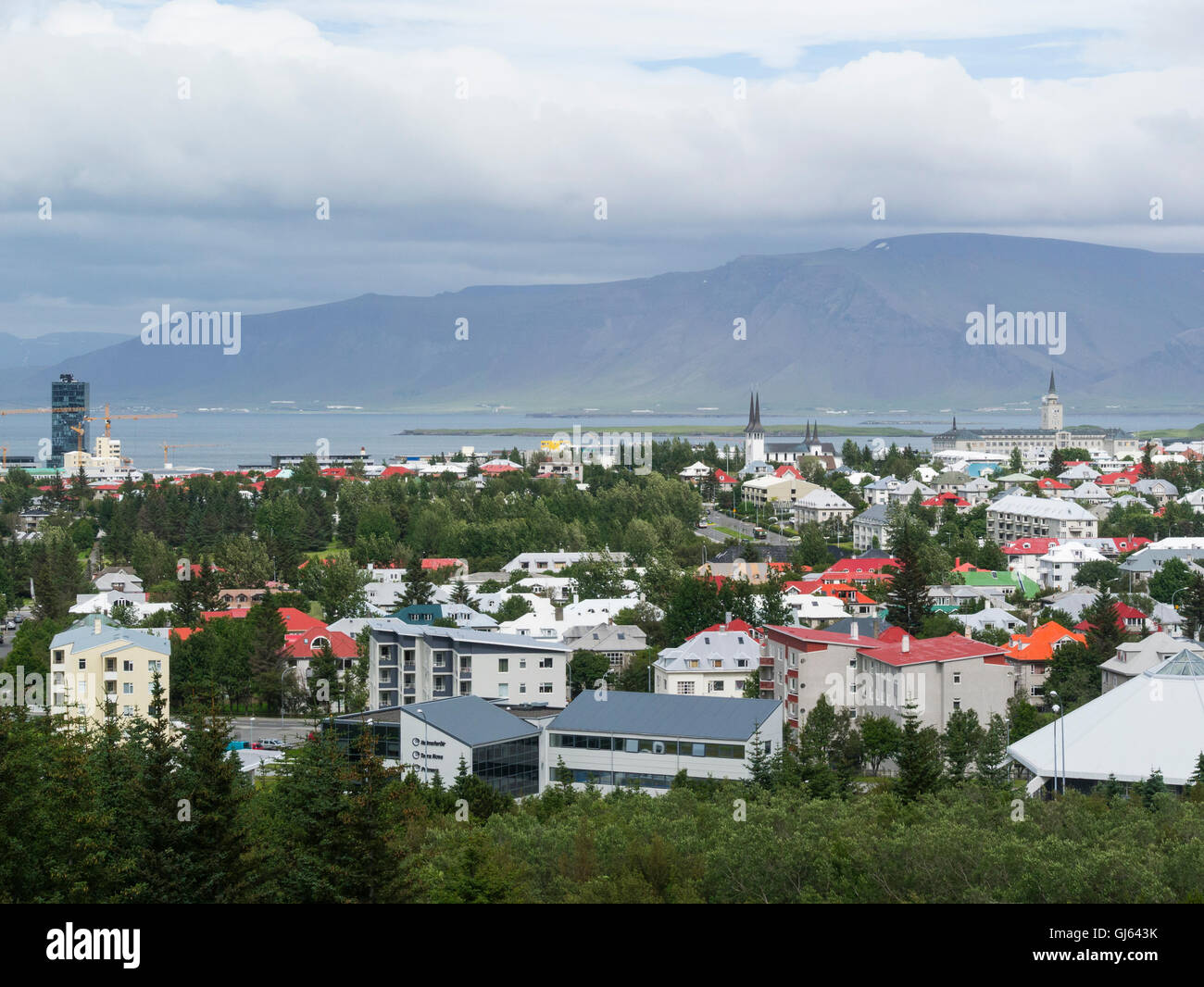 Visualizza in basso a nuova area Reykjavik city centre Islanda da Öskjuhlíð Hill risviluppata area con guglie della chiesa e nuovi edifici Islanda Europa Foto Stock
