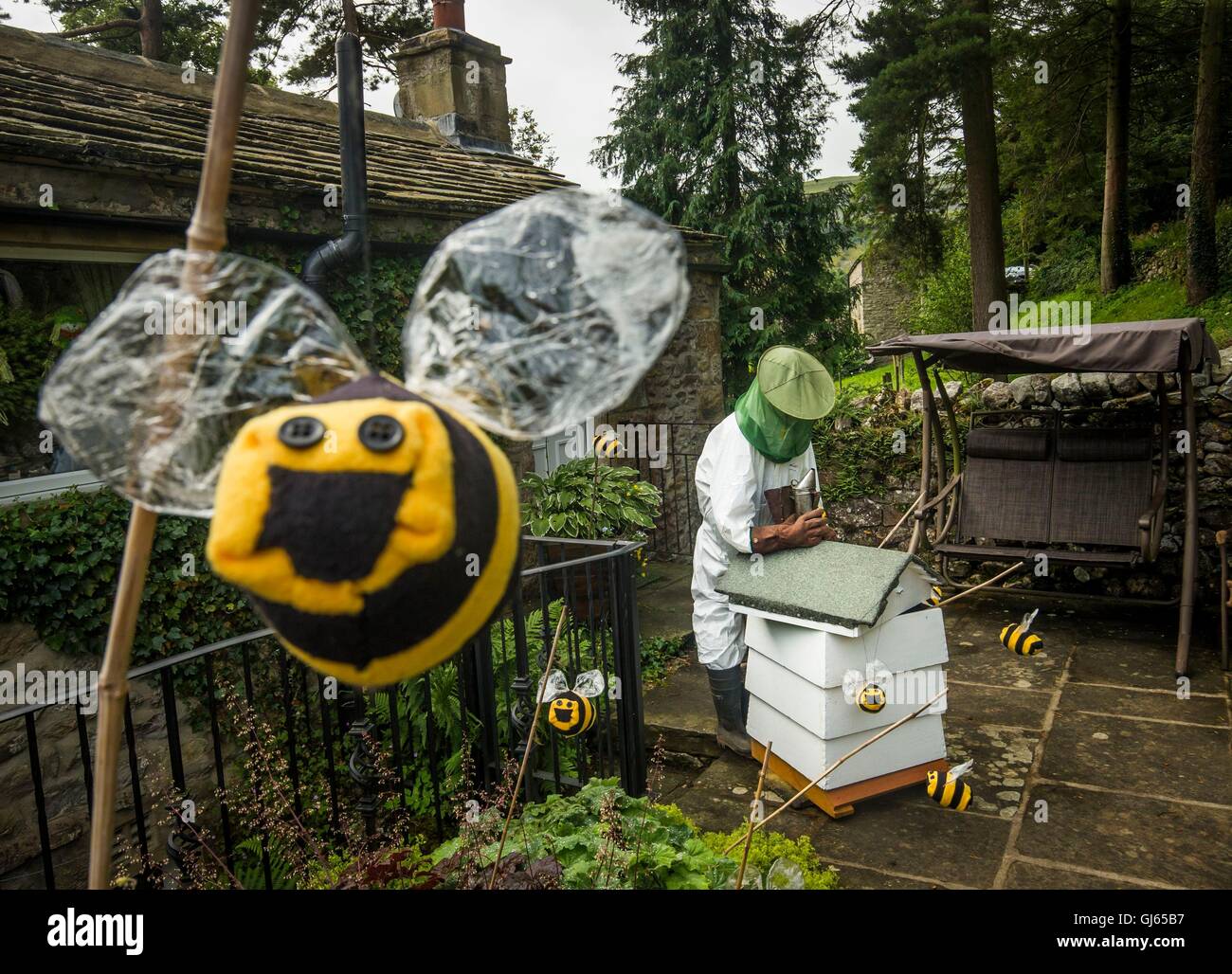 Un bee keeper themed spaventapasseri sul display durante la Kettlewell Spaventapasseri Festival in North Yorkshire. Foto Stock