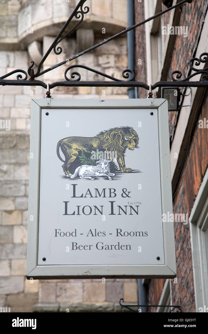 Agnello e Lion Inn segno; York; Inghilterra; Regno Unito Foto Stock