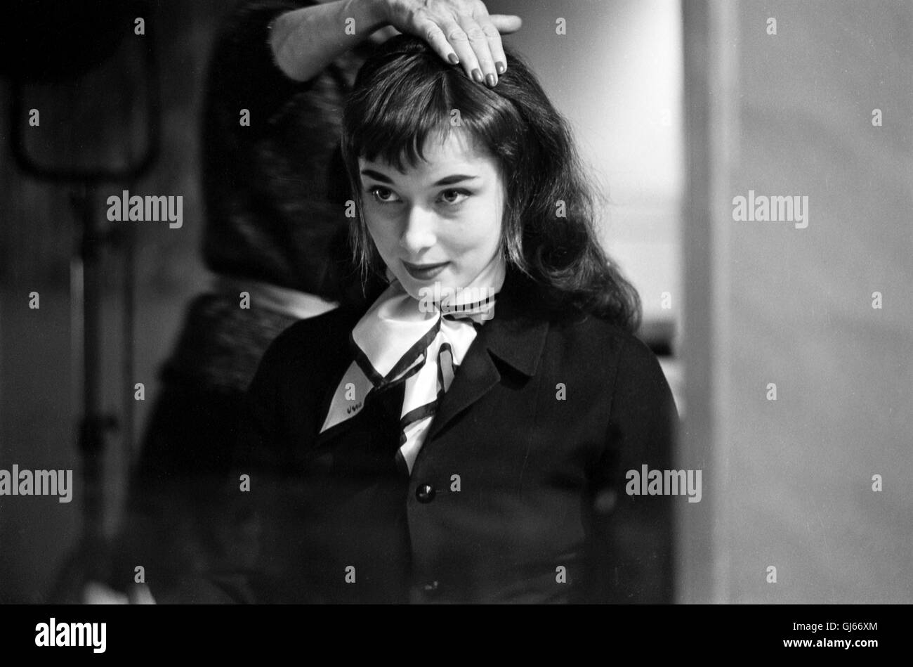Audrey Hepburn preparando per una scena in vacanza romana Foto Stock