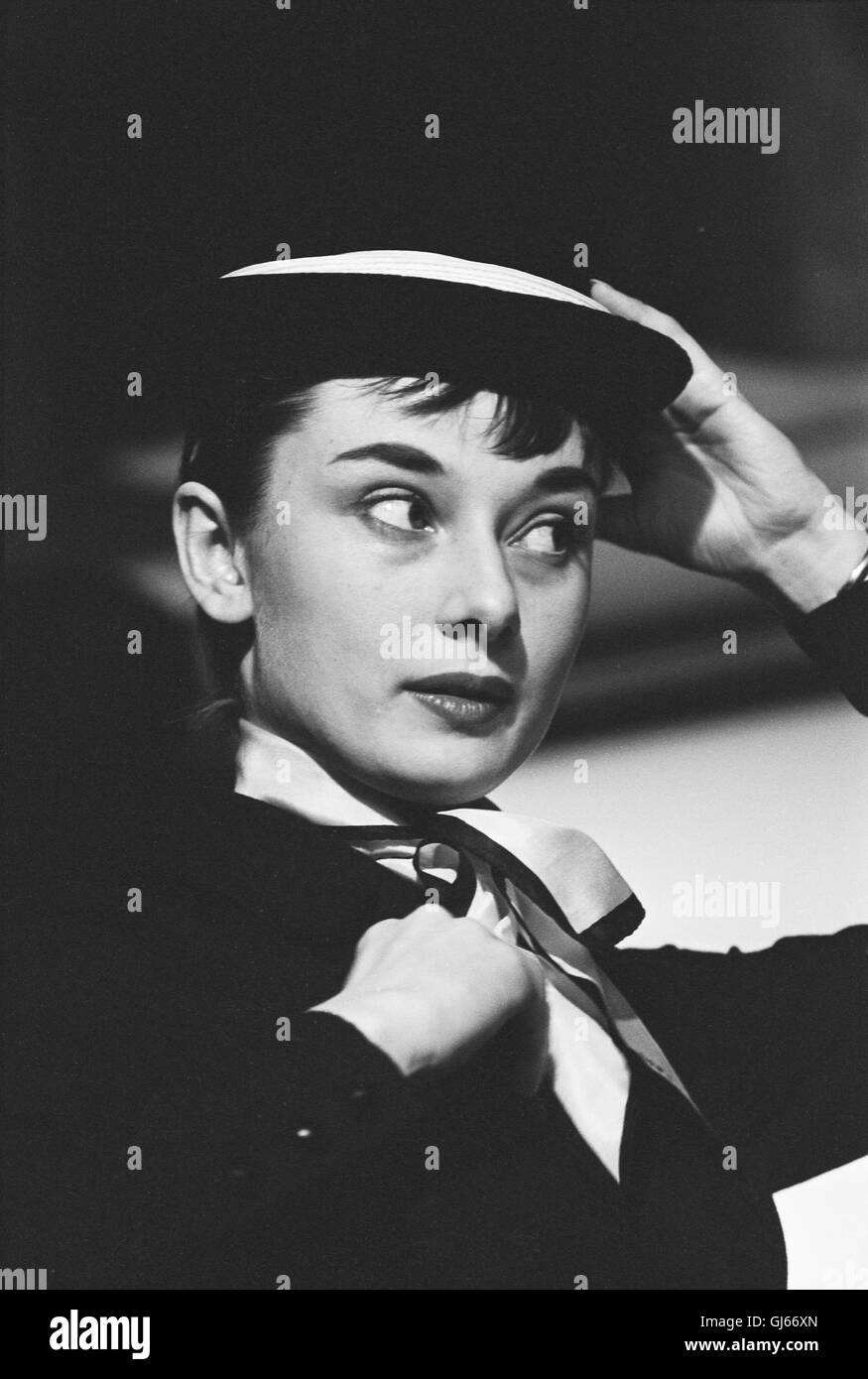 Audrey Hepburn preparando per una scena in vacanza romana Foto Stock