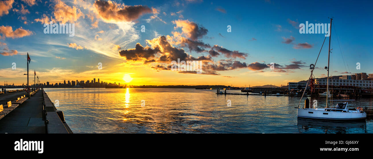 Il centro di Vancouver da abbassare Lonsdale Pier, North Vancouver Foto Stock