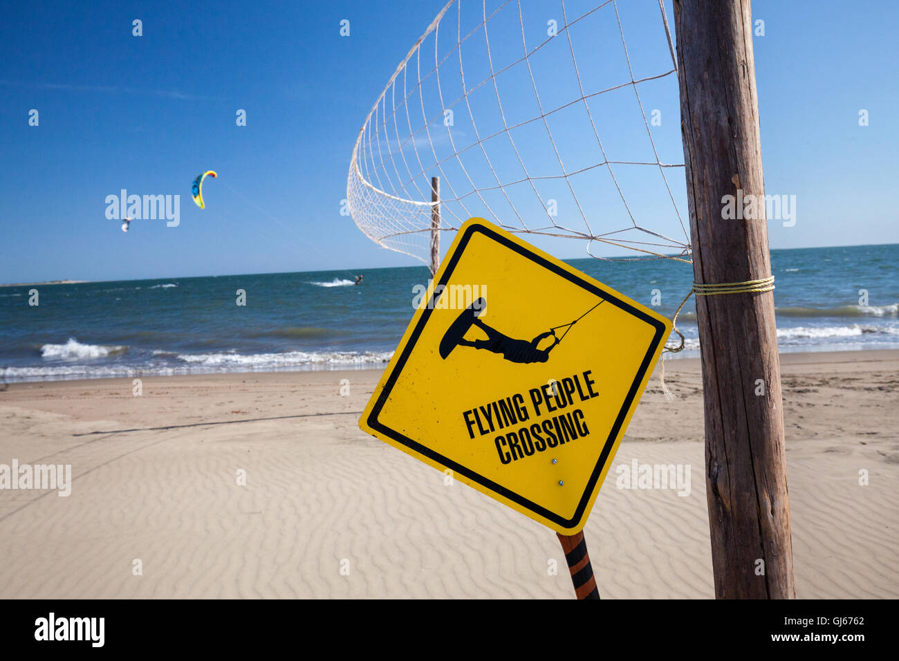 Kite surfer segno di avvertimento sulla spiaggia Maviri vicino Topolobampo, Sinaloa, Messico. Foto Stock