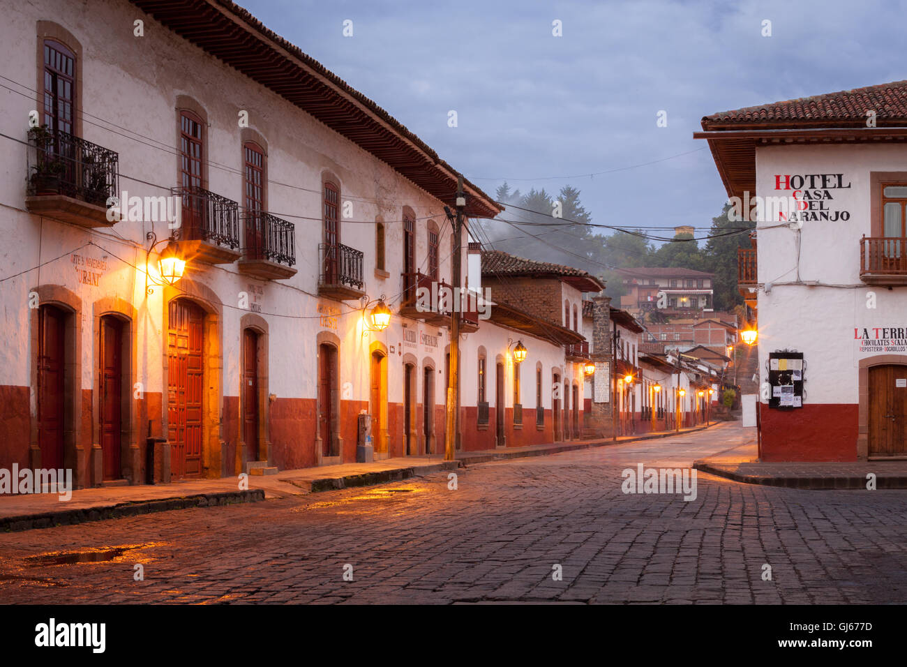 Strada tranquilla all'alba nel villaggio coloniale di Patzcuaro Michoacan,, Messico. Foto Stock
