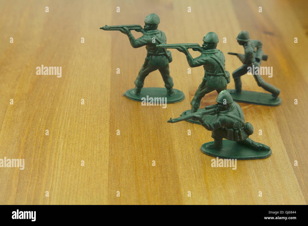 Immagine ravvicinata del giocattolo di plastica soldati su una tavola di legno, Foto Stock