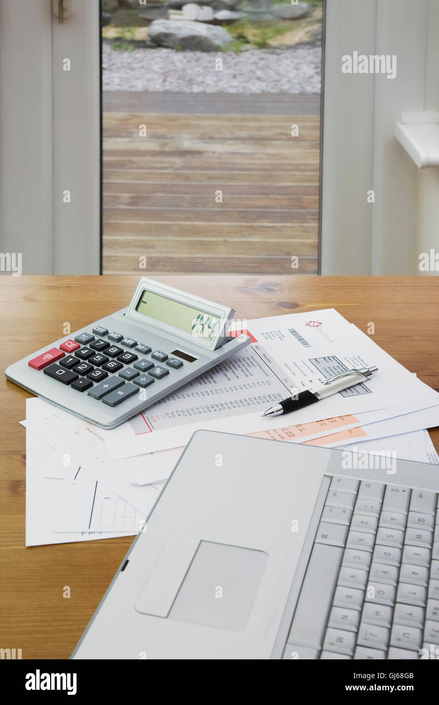 La contabilità di casa utilizzando la Calcolatrice,Pen,lap top e Stato banca Foto Stock