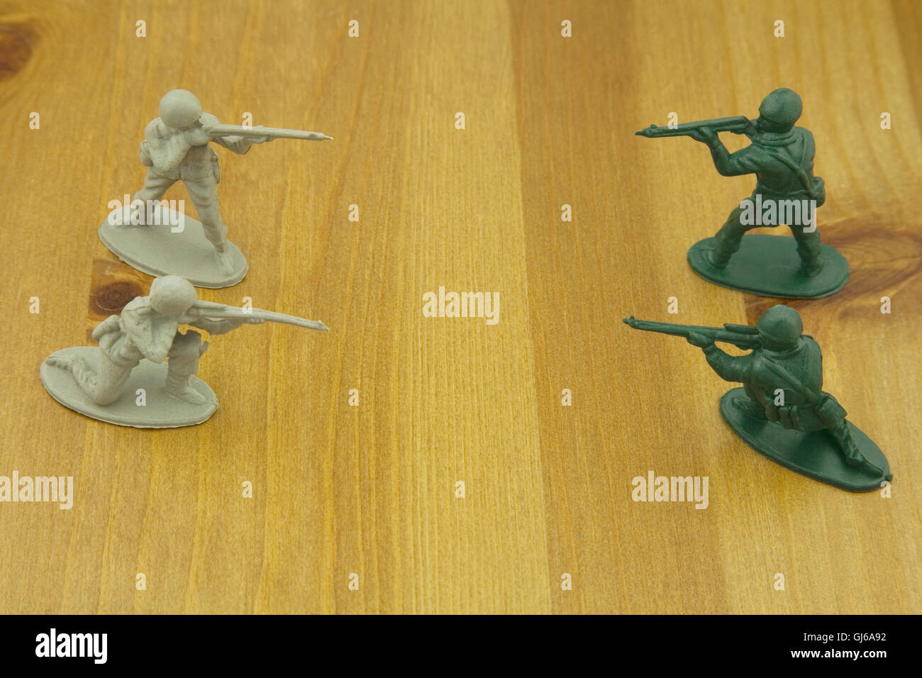 Immagine ravvicinata del giocattolo di plastica soldati su una tavola di legno, Foto Stock