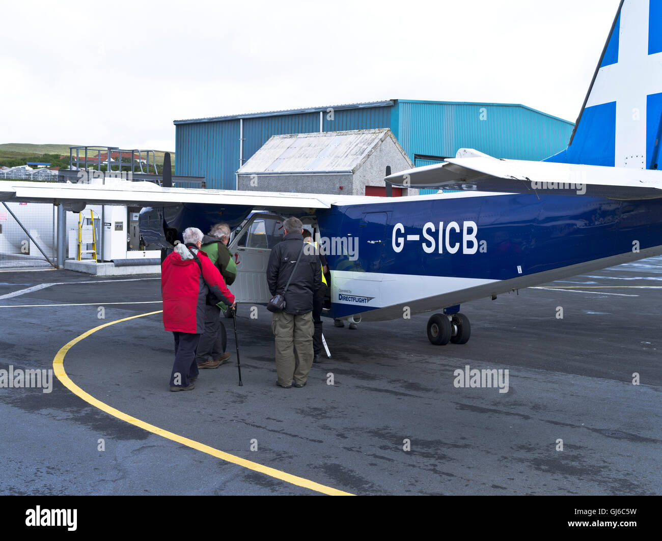 Dh Tingwall Shetland Scozia persone salire a bordo dei voli diretti islander aeromobile per Fair Isle piano Foto Stock