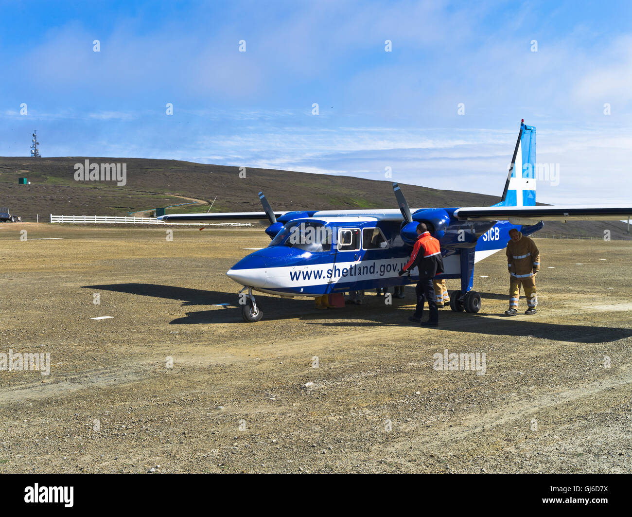 dh Fair Isle Airport FAIR ISLE SHETLAND Directflights islander prepararsi per il decollo scozia piccoli aerei uk pista parcheggiata Foto Stock