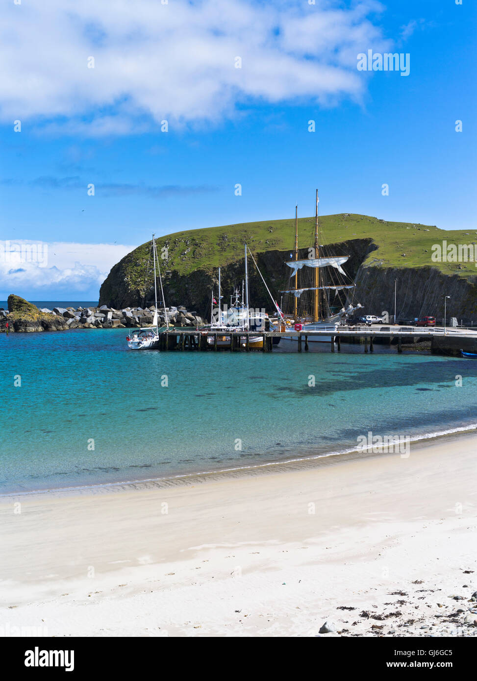 Dh North Haven FAIR ISLE SHETLAND spiaggia di sabbia di barche di Tall Ship yacht porto Molo Foto Stock