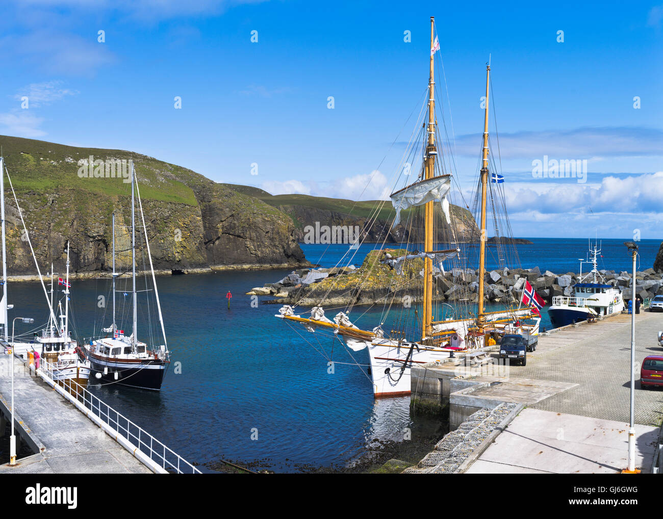 dh North Haven FAIR ISLE SHETLAND Boats alto nave yacht porto molo molo isole scotland yacht Foto Stock