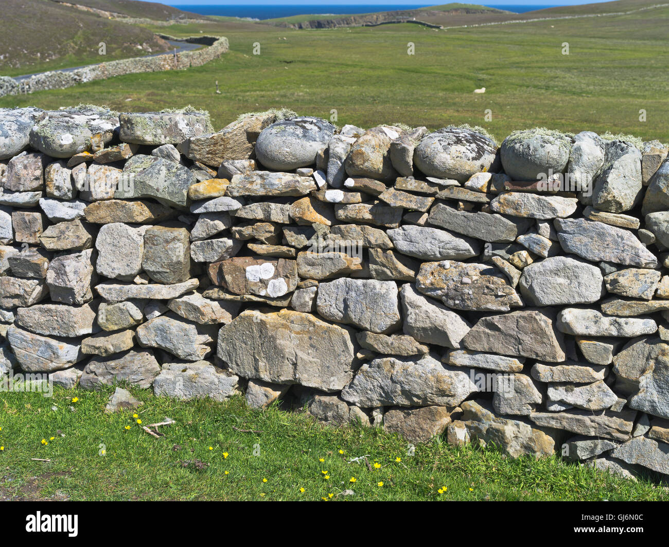 Dh FAIR ISLE SHETLAND Spiaggia di muro di pietra stalattite dighe in muratura a secco in Scozia Foto Stock