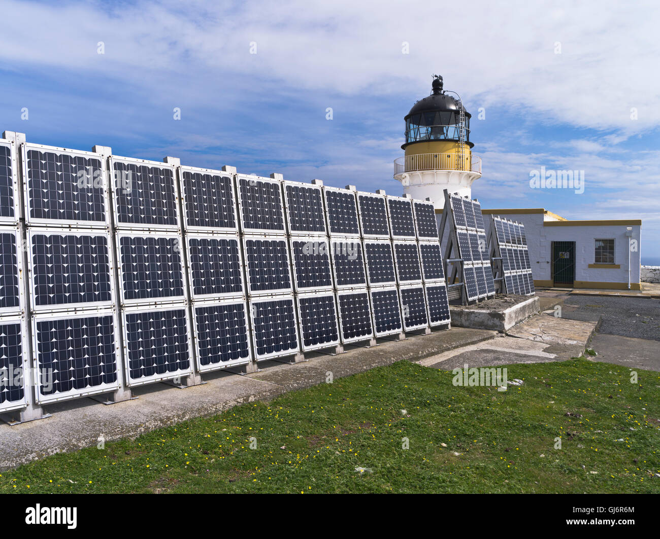dh North Lighthouse FAIR ISLE SHETLAND Pannelli solari edifici casa di luce scozia pv array pannello Foto Stock