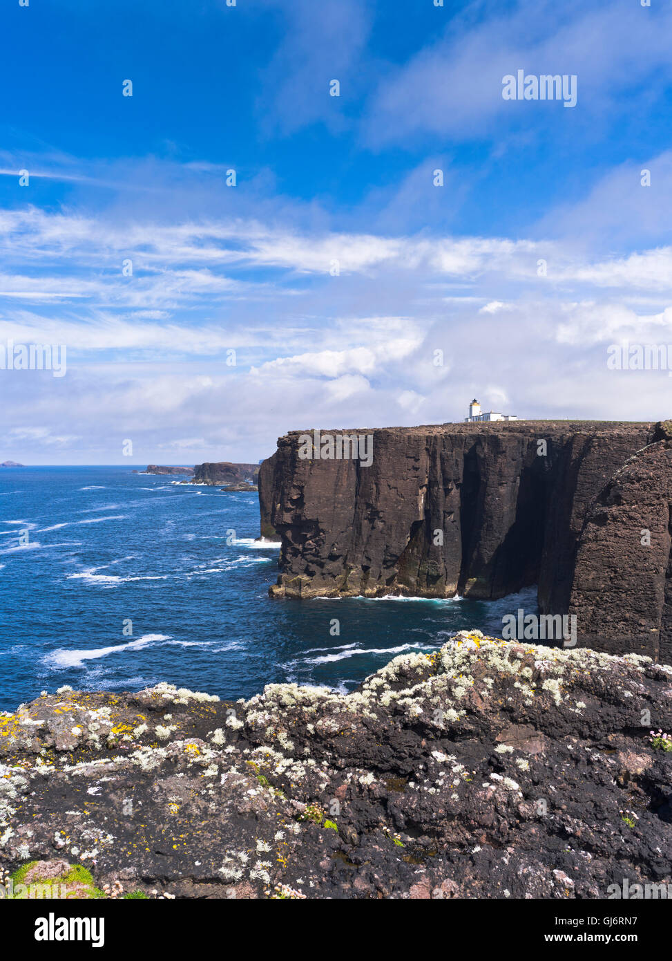 Dh Eshaness Lighthouse ESHANESS SHETLAND scogliera sul mare top luce casa costa Shetland Scozia scogliere fari regno unito Foto Stock