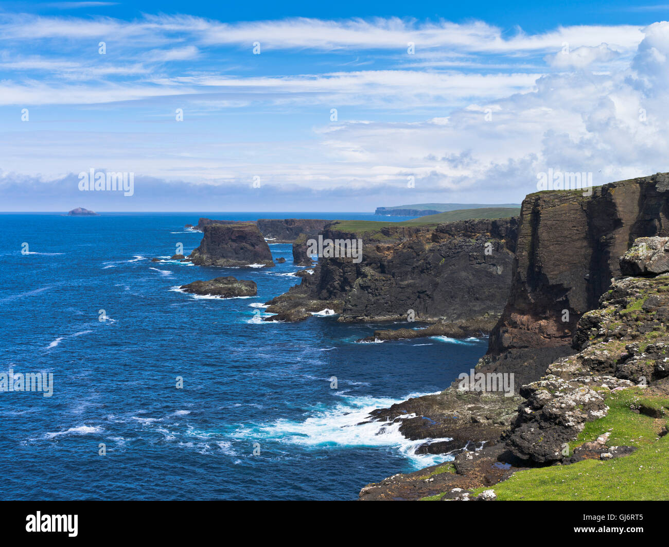 dh Coast ESHANESS SHETLAND Eshaness Seacliffs Shetland Coast Cliff shetlands isola drammatiche isole scogliere britanniche Foto Stock