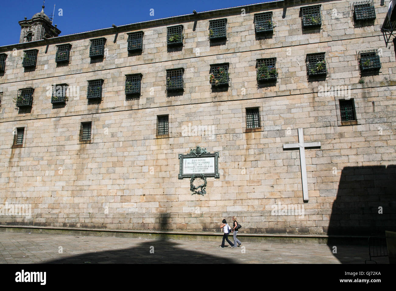 Rivolta verso la Cattedrale di Santiago di Compostela e che occupa un lato di Quintana Square è il Monastero di San Pelayo de Antealta Foto Stock