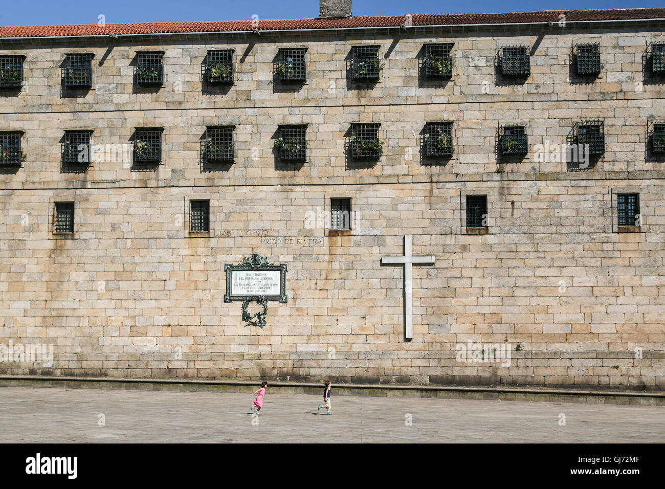 Rivolta verso la Cattedrale di Santiago di Compostela e che occupa un lato di Quintana Square è il Monastero di San Pelayo de Antealta Foto Stock