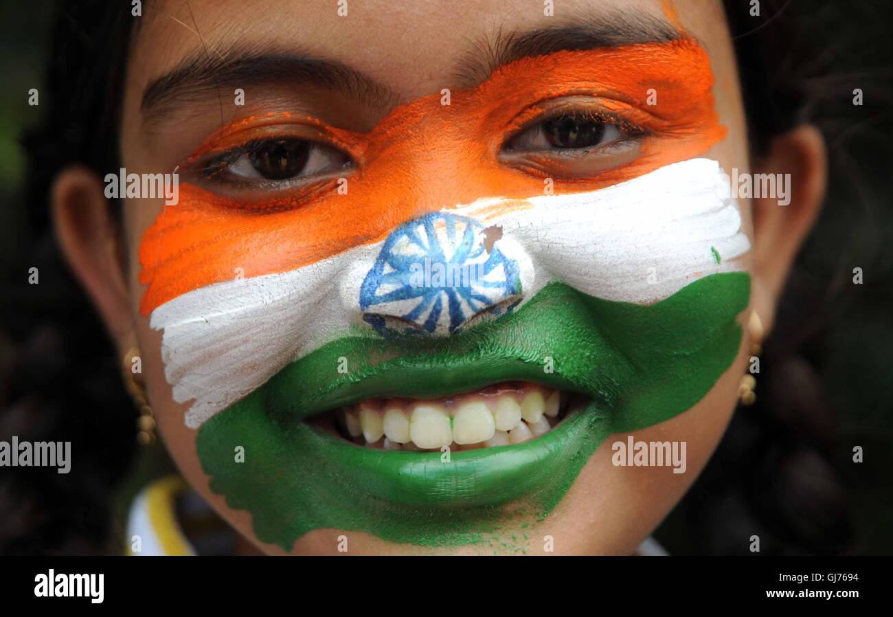 Di Allahabad, India. 13 Ago, 2016. Di Allahabad: una ragazza con il tricolore dipinto sul suo viso sorrisi prima del giorno di indipendenza nella celebrazione di Allahabad su 13-08-2016. foto di prabhat kumar verma Credito: Prabhat Kumar Verma/Pacific Press/Alamy Live News Foto Stock