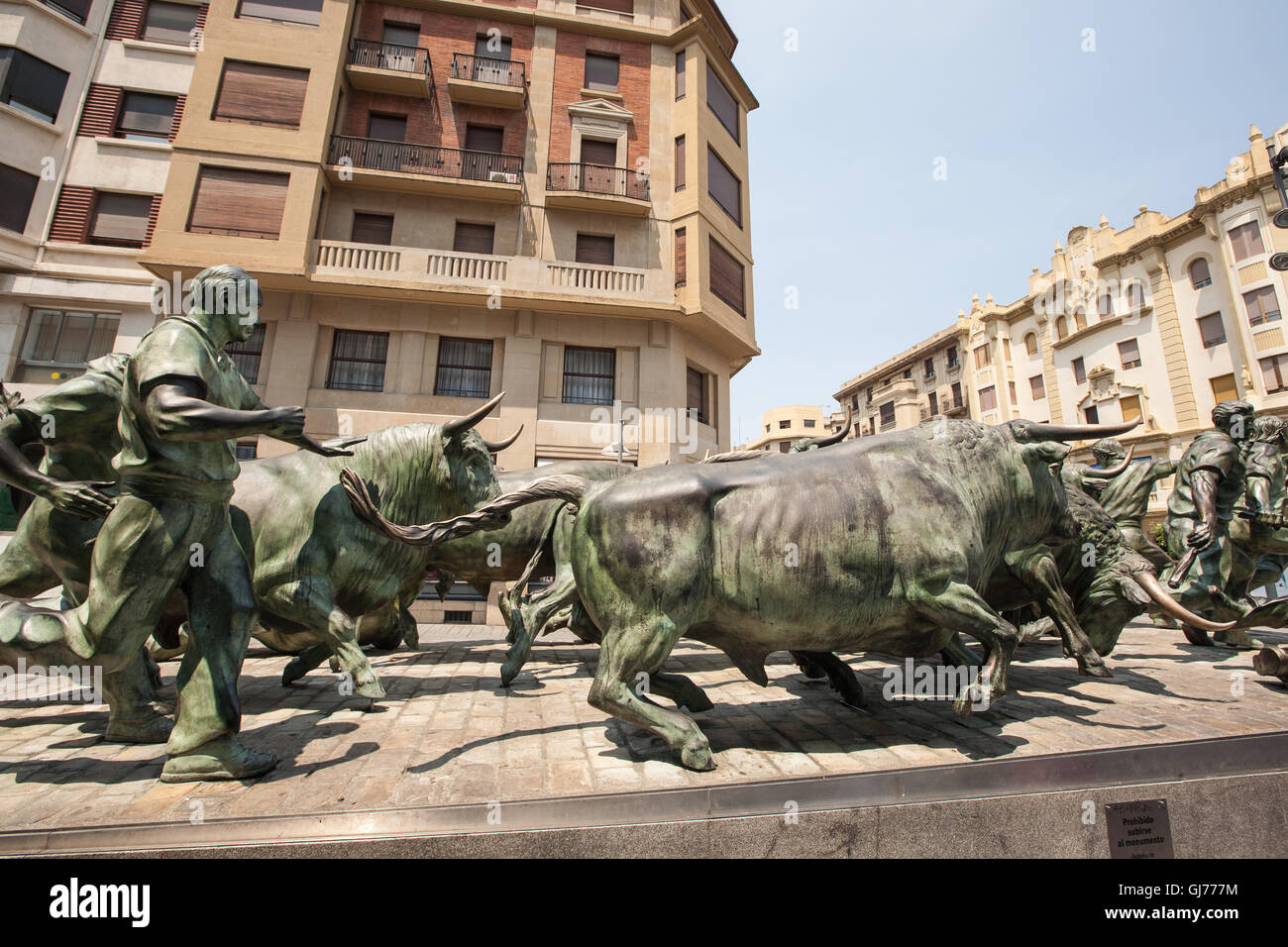 Famoso bull in esecuzione attraverso strade di Pamplona,Spagna.Luglio festival,evento. Foto Stock