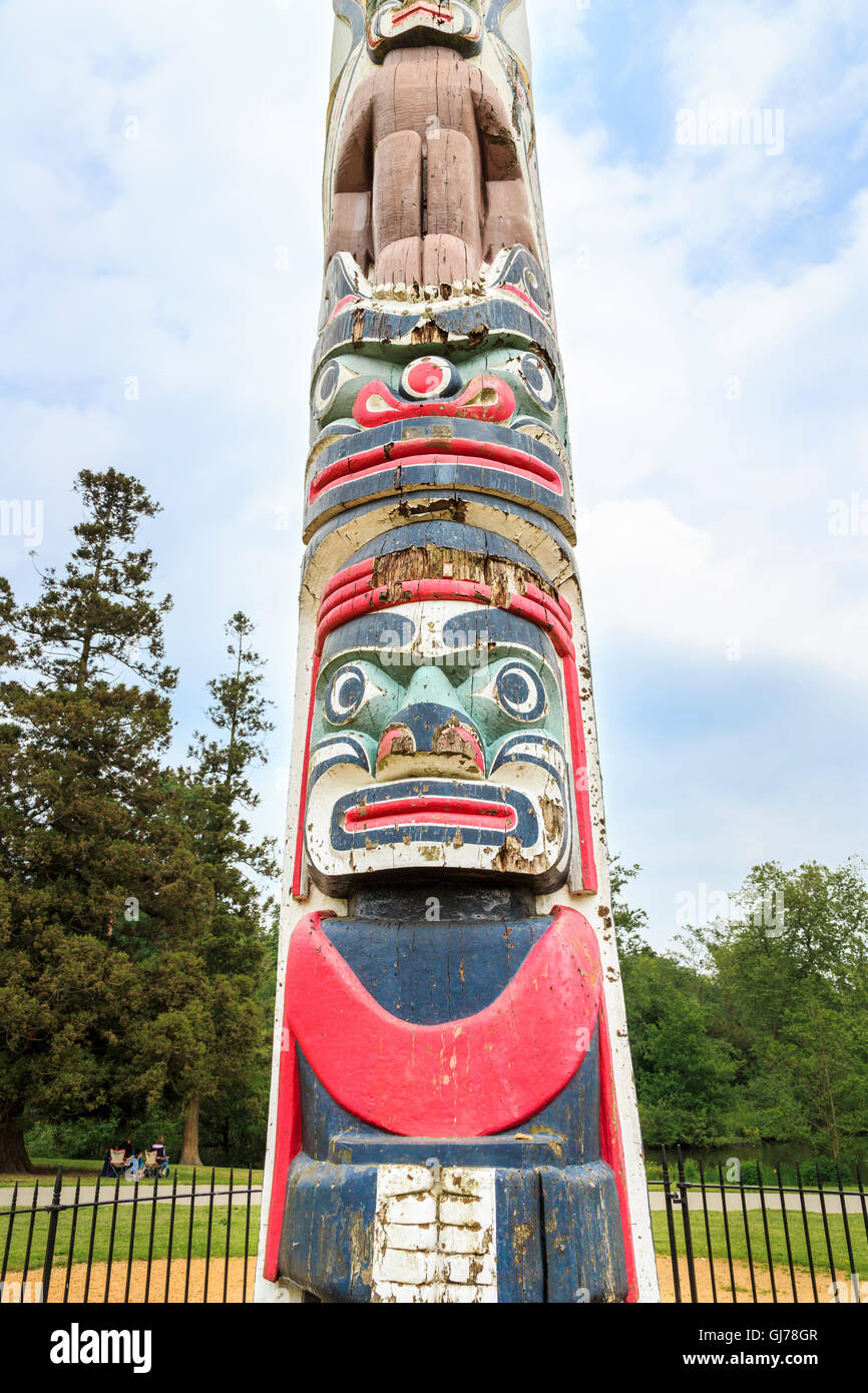 Il Totem Pole nella valle giardini a Virginia Water, Windsor Great Park, nel Surrey/Berkshire, Regno Unito Foto Stock