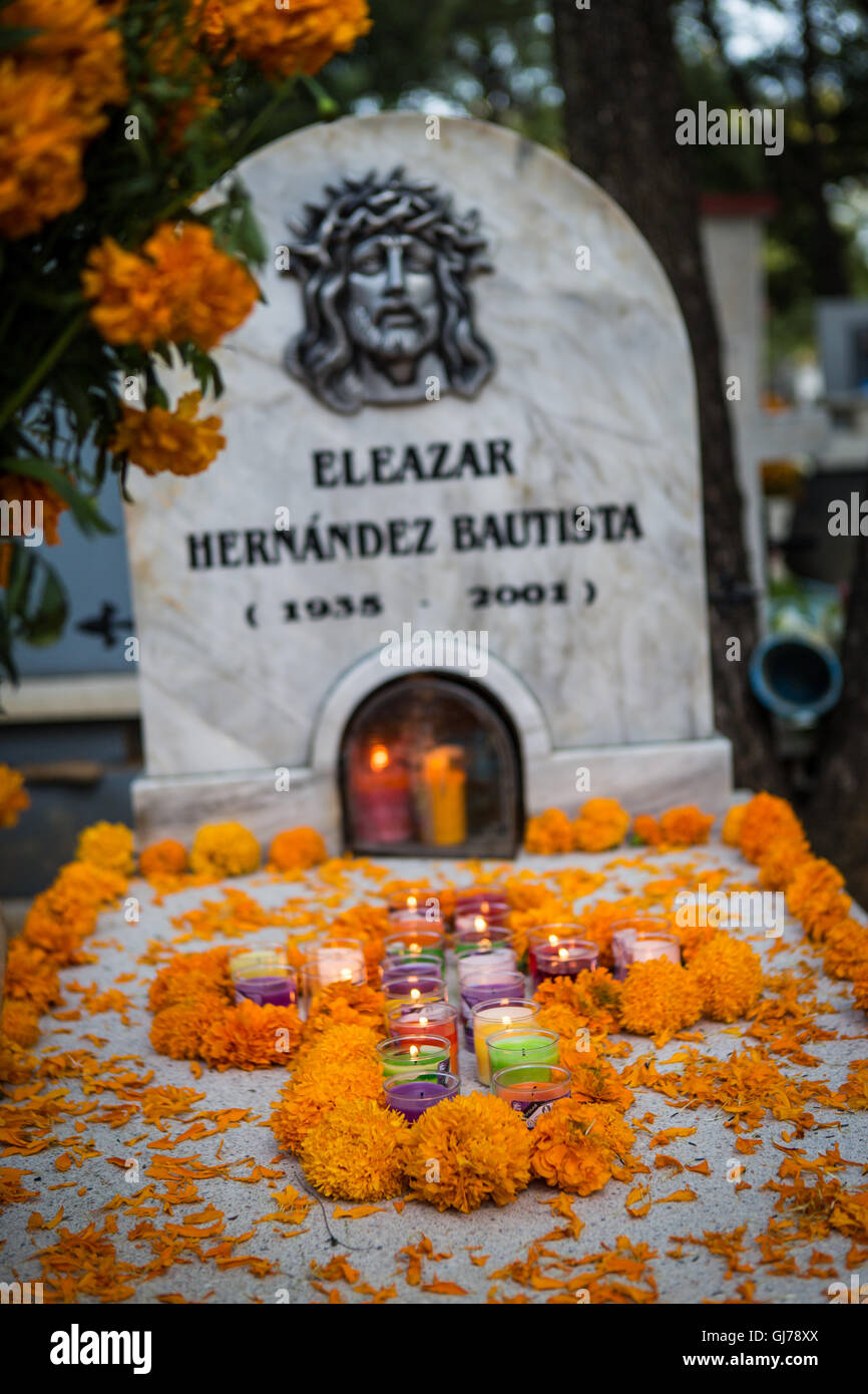 Il giorno dei morti,decorazione di tombe a San Miguel cimitero, Oaxaca, Messico Foto Stock