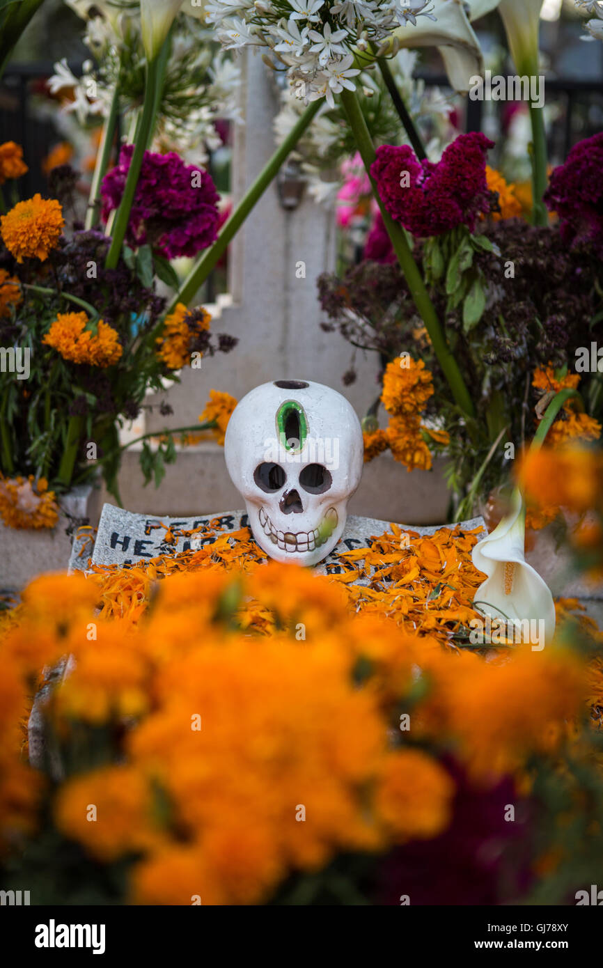 Il giorno dei morti,decorazione di tombe a San Miguel cimitero, Oaxaca, Messico Foto Stock