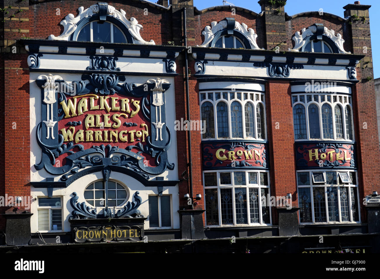 Il Crown Hotel, 43 Lime St, Liverpool L1 1JQ - Walkers Warrington Ales Foto Stock