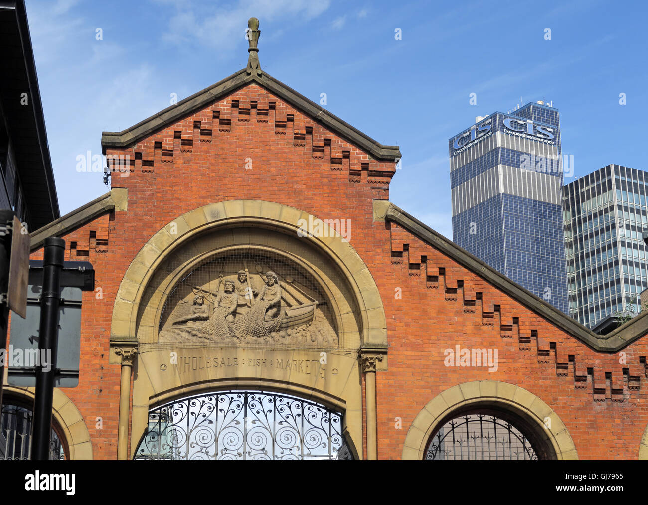 Smithfield vecchi mercati figure scolpite,il centro città di Manchester, Inghilterra,UK, moderno edificio CIS in background Foto Stock