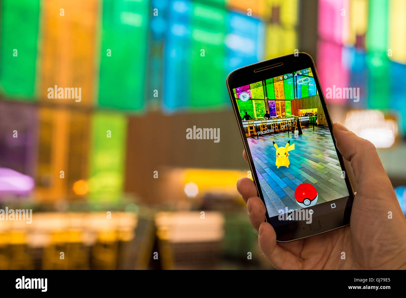 Montreal, CA - Agosto 12, 2016: primo piano di un uomo Gioca Pokemon vai su uno smart phone, all'interno di Montreal Palais des Congres. Foto Stock